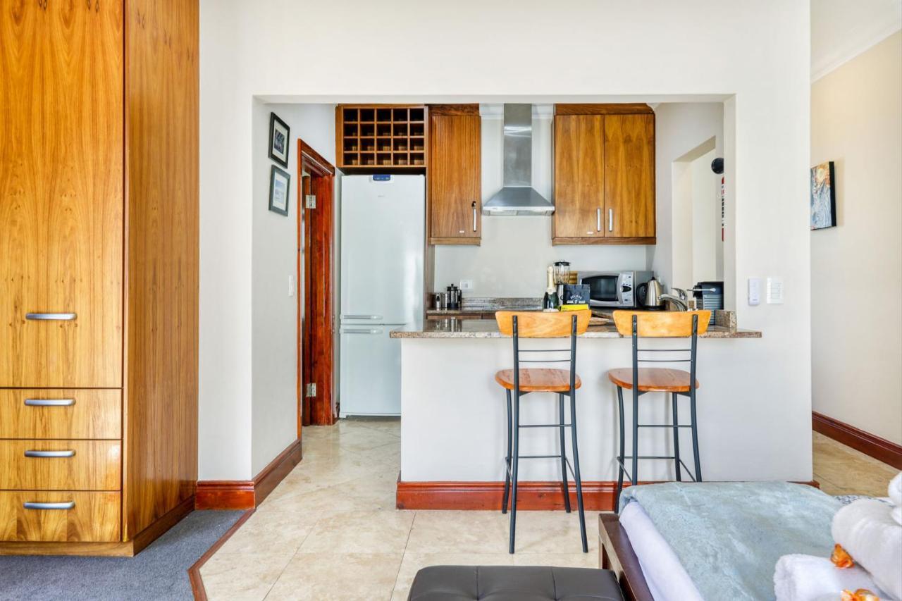 Backup-powered Camps Bay Garden Apartment *