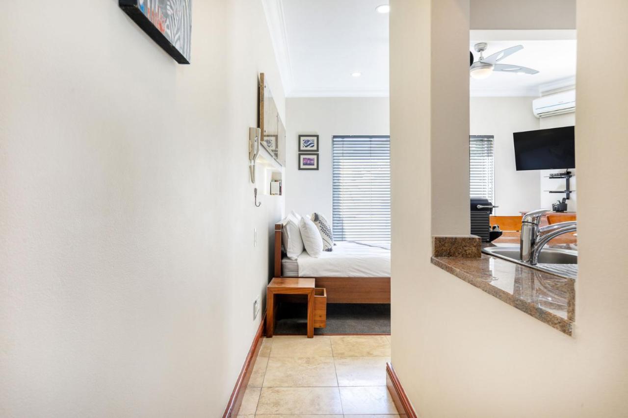 Backup-powered Camps Bay Garden Apartment *