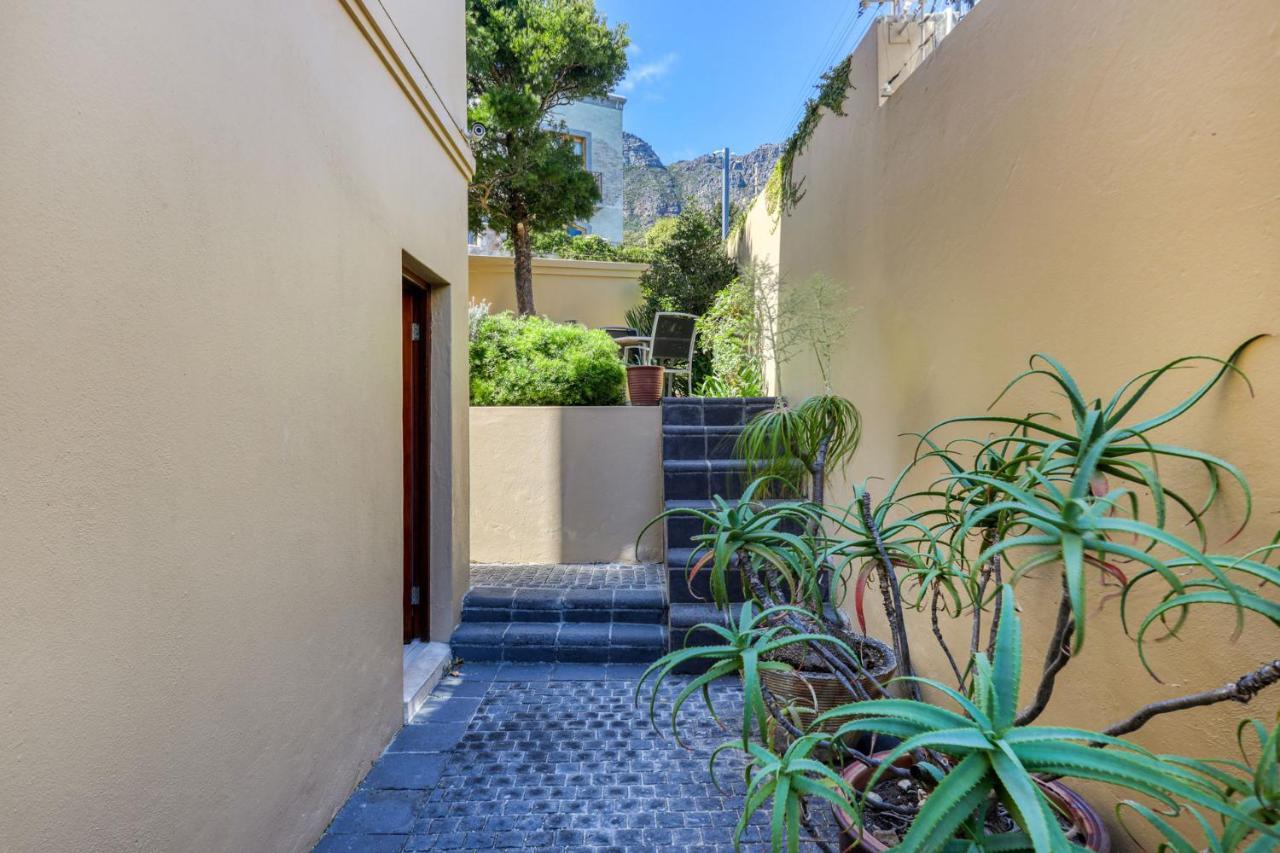Backup-powered Camps Bay Garden Apartment *